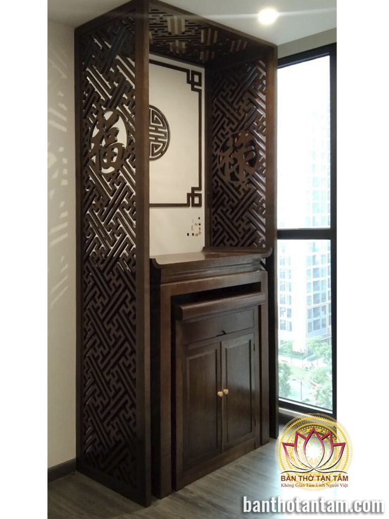 Mẫu khung gỗ trang trí phòng thờ đẹp truyền thống, màu sắc đặc trưng và phù hợp với nhiều thiết kế nhà khác nhau.