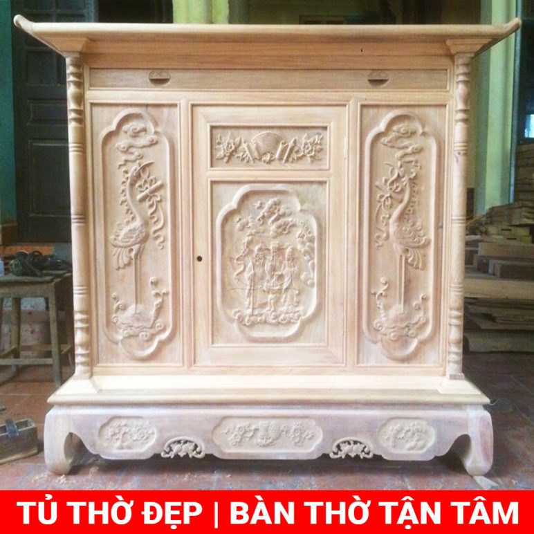 Thiết kế tủ thờ đứng gỗ pơ mu kích thước vừa phải, họa tiết đôi hạc được chạm khắc cầu kỳ, tỉ mỉ vô cùng sinh động. Chất liệu gỗ pơ mu cao cấp, bền bỉ, màu sắc gỗ tươi sáng, giúp không gian thờ thêm hài hòa và ấm cúng hơn.