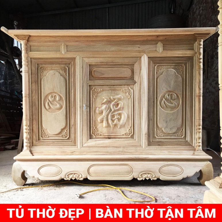 Nhờ bàn tay của nghệ nhân lành nghề, mẫu tủ thờ đứng gỗ pơ mu này được chế tác vô cùng tỉ mỉ, kiểu dáng tinh tế, sắc nét, tôn lên vẻ uy nghiêm của khu vực thờ của gia đình