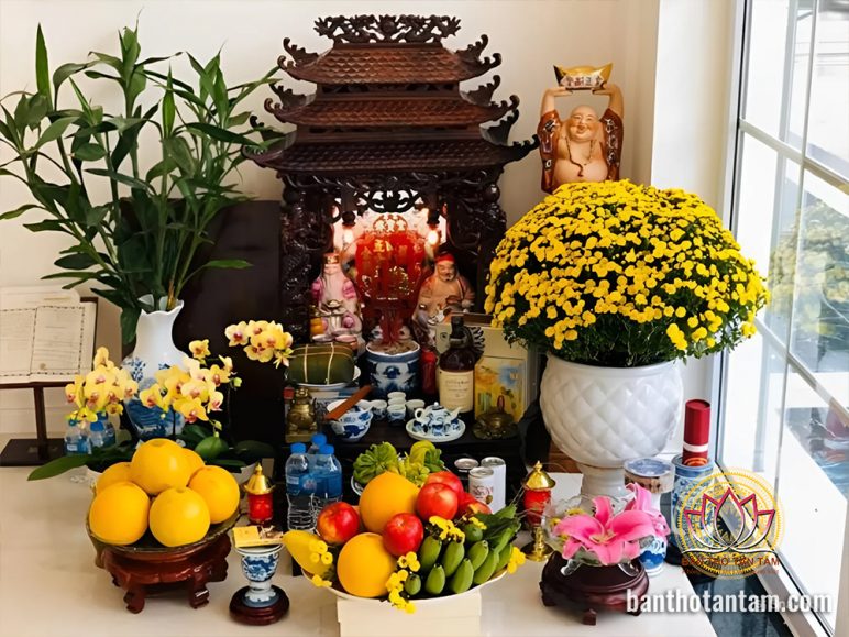 Cách cắm hoa và bài trí hoa cúng cách trên bàn thờ Thần Tài Thổ Địa